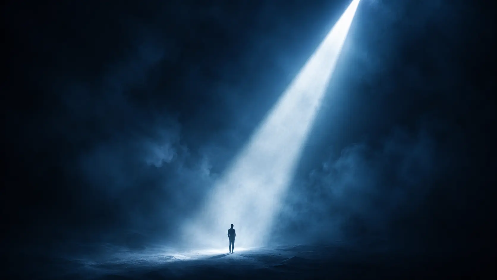 Faisceau de lumière blanche traversant une brume bleu foncé, symbole de clarté stratégique et de prise de décision.